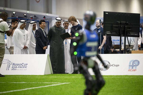 زايد بن محمد بن زايد يشهد افتتاح كأس آسيا والمحيط الهادئ للروبوتات 2025