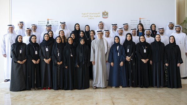 منصور بن زايد يلتقي «خريجي برنامج خبراء الإمارات»