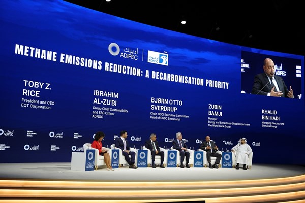 «أديبك 2025»: قادة قطاع النفط والغاز يدعون إلى تسريع تمويل الاستثمارات في الطاقة