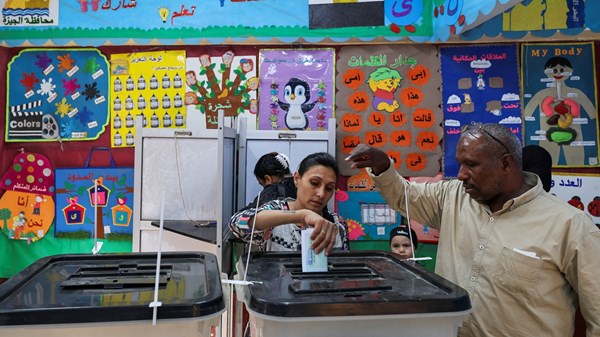 المصريون يدلون بأصواتهم في انتخابات مجلس النواب