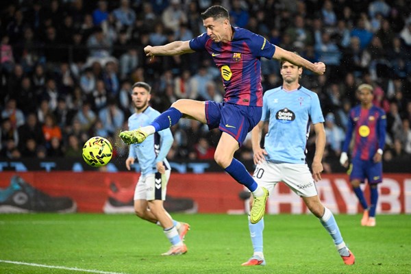 برشلونة يعبر سيلتا فيجو بثلاثية ليفاندوفسكي