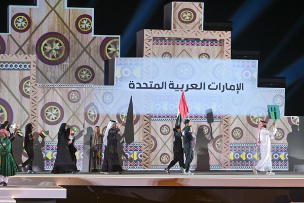 عمر الحمادي ومي المدني يحملان علَم الإمارات في افتتاح «ألعاب التضامن الإسلامي»