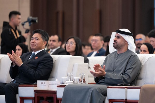 ذياب بن محمد بن زايد يشهد المؤتمر الصيني الإماراتي للتعاون الاقتصادي والتجاري وتبادل 15 اتفاقية ومذكرة تفاهم