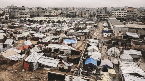 مياه الأمطار تغرق مئات خيام النازحين في غزة