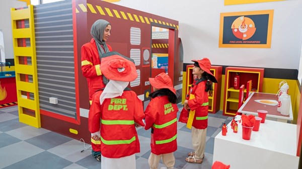 أطفال «الشارقة للكتاب» يعيشون تجارب واقعية في «مغامرة المدينة الصغيرة»