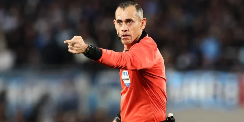 <p><strong>“حكم قمة السعودية والأردن: خوان بنيتيز يثير الجدل بقراراته الصارمة”</strong></p>