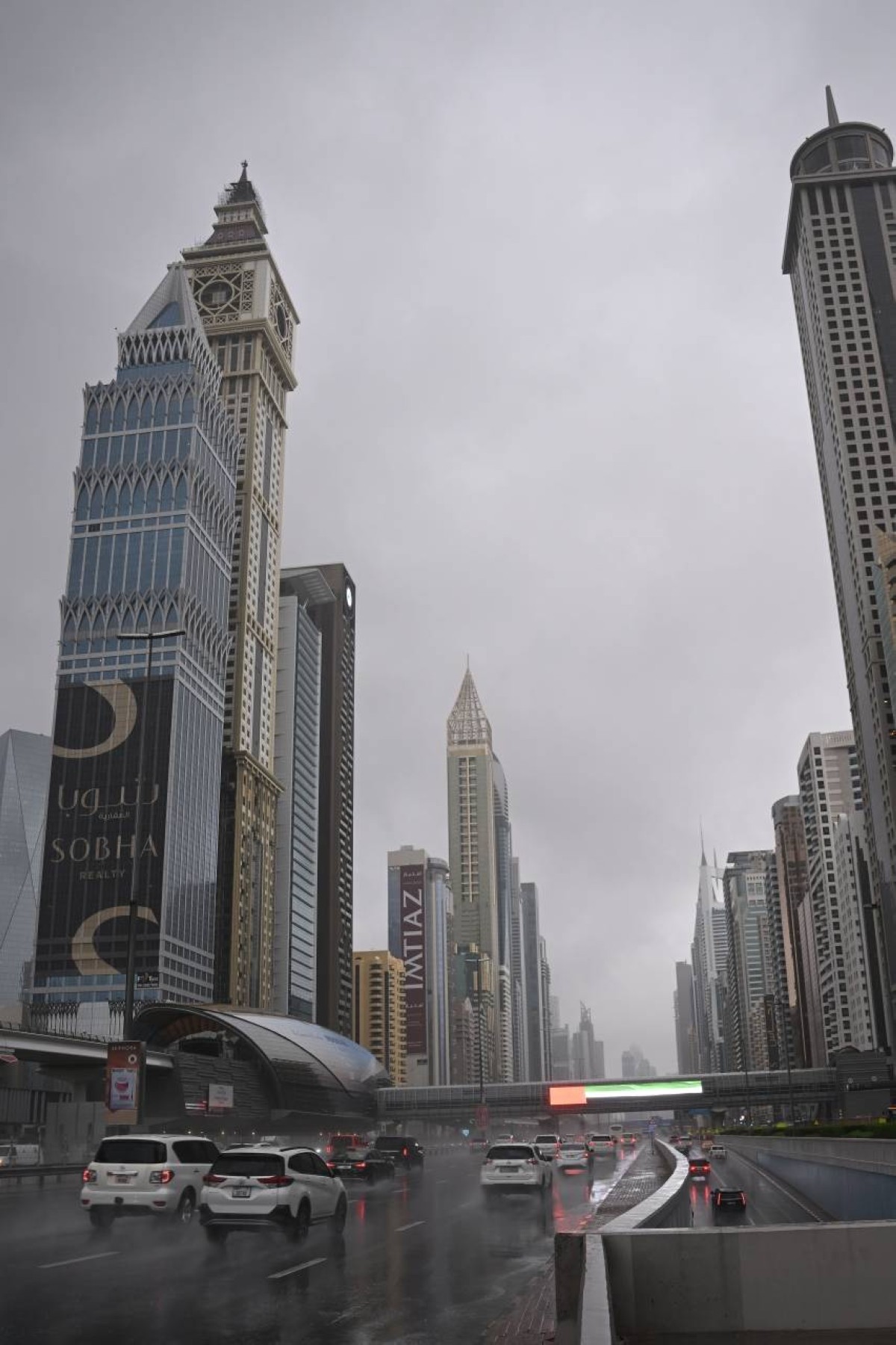 ستاد الاهلي :  دبي تحت المطر .. مدينة ساحرة