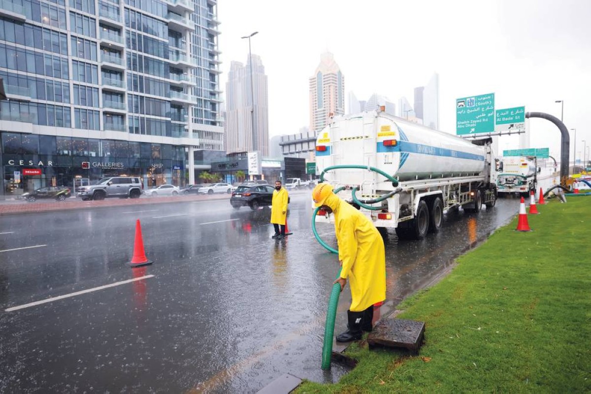 ستاد الاهلي :  دبي تواجه «منخفض العزم» ميدانياً بـ678 صهريجاً وآلية ثقيلة و3000 مشرف وعامل