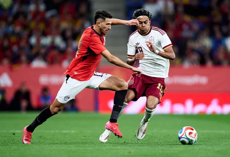 ستاد الاهلي :  صحفي إسباني ينتقد استفزازات جماهير “الماتدور” أثناء النشيد الوطني المصري