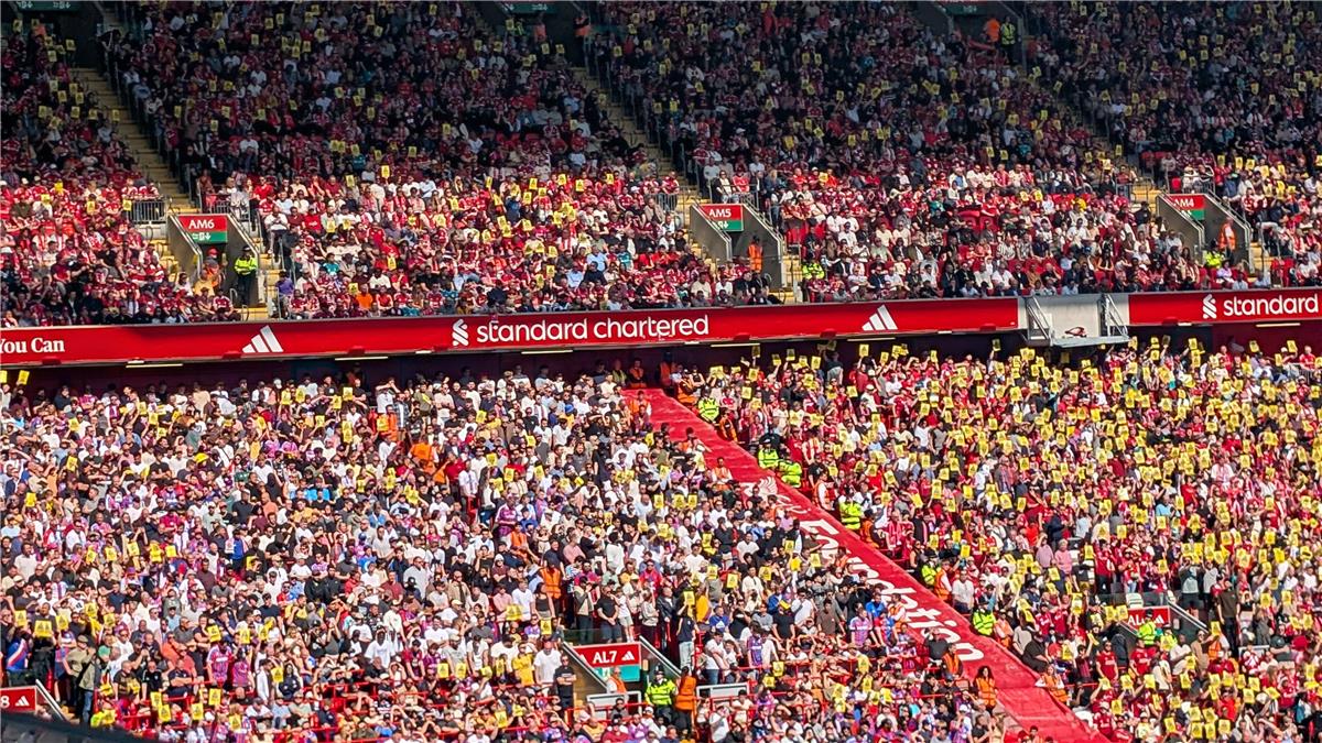 تصرف احتجاجي من جمهور ليفربول خلال مباراة كريستال بالاس