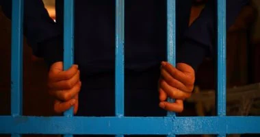 مسنة تقتل حفيدها بحقنة كلور لخلاف مع والدته بالصف