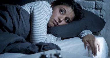 الأمراض المزمنة والاكتئاب أبرزها.. 6 عوامل تسبب النوم المتقطع ليلًا
