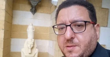 إيداع المحامى على أيوب داخل قفص الاتهام خلال محاكمة بقضية سب وزيرة الثقافة
