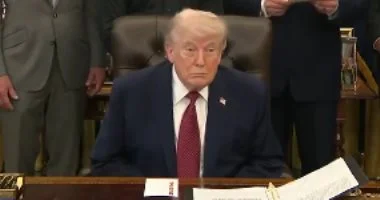 العالم هذا الصباح.. أفراد الخدمة السرية يجلون ترامب من حفل مراسلى البيت الأبيض بعد سماع دوى طلقات نار.. إصابة 6 فلسطينيين جراء اعتداء الاحتلال الإسرائيلى.. وفاة أبرز وجوه المعارضة السورية حسن عبد العظيم