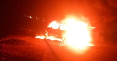 مصرع شخص في حريق سيارة ربع نقل بطريق مرسى علم