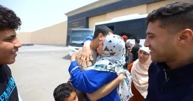 دموع الحرية فى عيد سيناء.. 602 نزيل يغادرون مراكز التأهيل إلى أحضان أسرهم بقرار رئاسى.. زغاريد وأحضان على بوابات الإصلاح.. المفرج عنهم: الرئيس السيسى منحنا فرصة جديدة فى الحياة ولم شملنا مع أسرنا.. صور