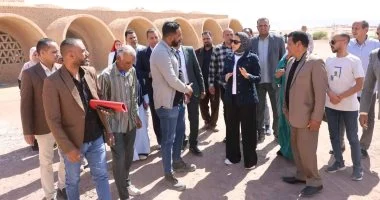 محافظ الوادي الجديد تتابع الموقف التنفيذي لمشروع إحياء قرية المعماري “حسن فتحي”