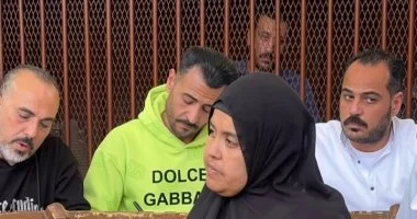 والدة عروس بورسعيد ترتدى الأسود وتحمل صورة ابنتها خلال شهادتها أمام المحكمة
