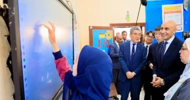وزير التعليم ورئيس جامعة هيروشيما يتابعان دراسة البرمجة بمدرسة الأورمان