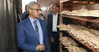 محافظ بنى سويف يُفاجئ مخبزا بإهناسيا ويرصد نقص وزن الرغيف ومخالفات إدارية