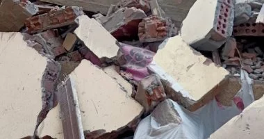 انهيار عقار مكون من 5 طوابق فى بنها وإصابة شخصين.. صور