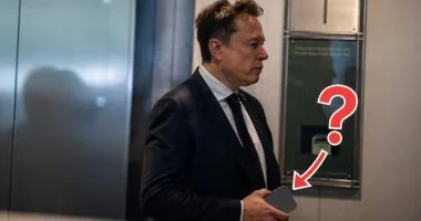 ما نوع هاتف ايلون ماسك أغنى رجل فى العالم؟ صورة تحسم الجدل