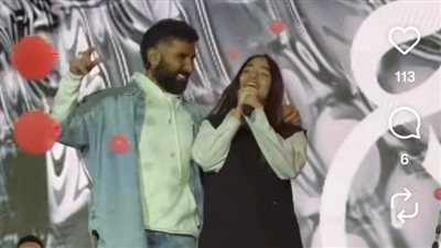 كنت مانعها إنها تغني.. جودي أحمد سعد تفاجئ الجمهور بصوتها في حفل والدها الأخير