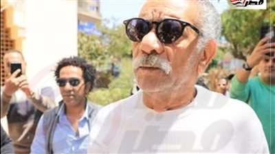 صدمة وانهيار.. سيد رجب يشيع جثمان والد زوجته من مسجد أسد بن الفرات| صور