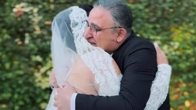 عمل الفريست لوك معاها.. فرحة وتأثر الفنان أشرف طلبة في حفل زفاف ابنته