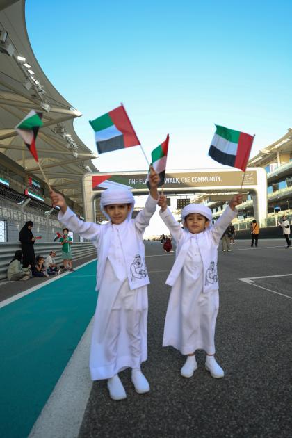 آلاف المواطنين والمقيمين يشاركون في مسيرة «علم واحد..مجتمع واحد»