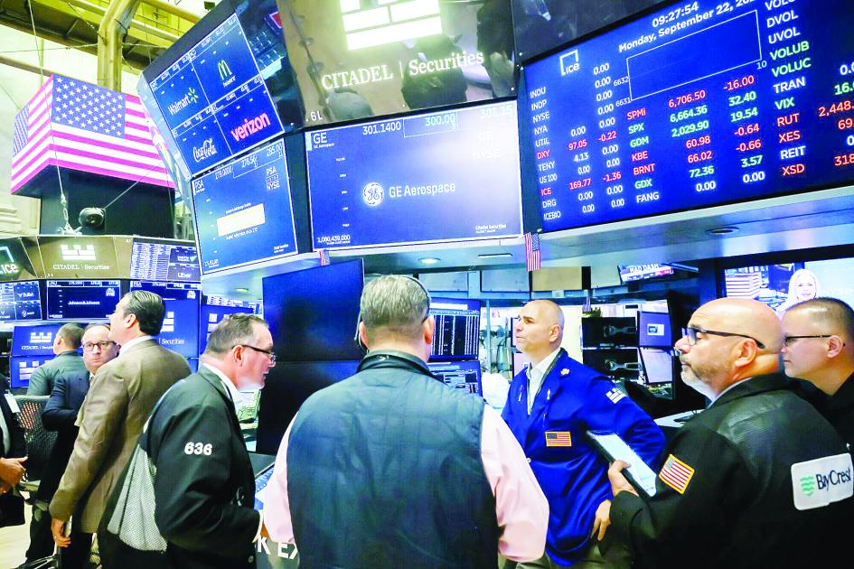 «وول ستريت» تواصل التحليق بعد إعلان فتح مضيق هرمز