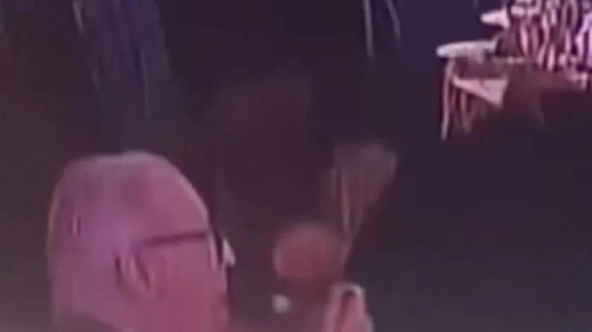 أغرب رد فعل في «واشنطن هيلتون».. رجل يواصل عشاءه ببرود تام