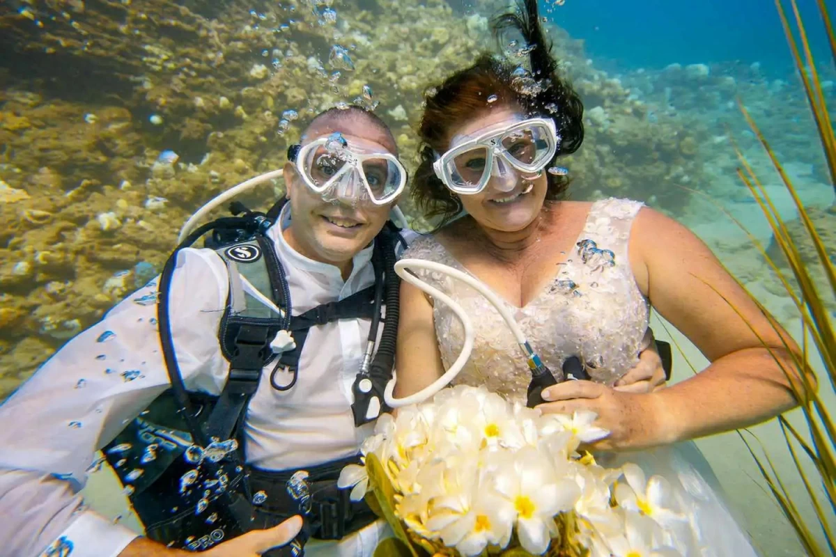 زوجان يعقدان قرانهما في أعماق البحر