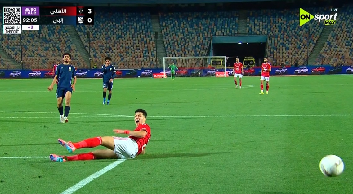 إصابة قوية تضرب إمام عاشور خلال مواجهة الأهلي وإنبي في الدوري المصري