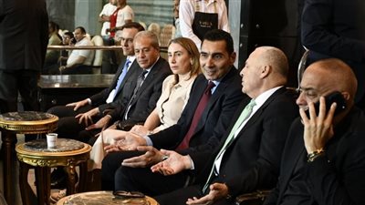 وزير الرياضة يشجع منتخب مصر خلال مواجهته الودية مع روسيا