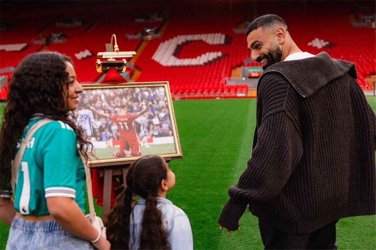 محمد صلاح يشارك لحظات خاصة مع ابنته قبل وداع جماهير ليفربول أمام برينتفورد