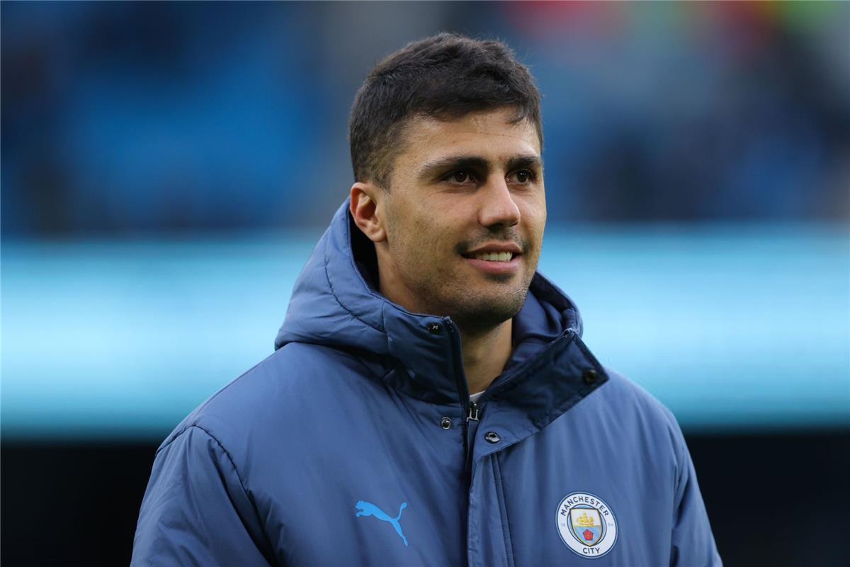 ريال مدريد يضع شروطًا لضم رودري ومورينيو يحدد البديل المناسب