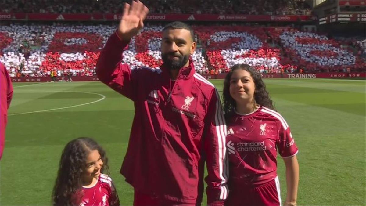 جماهير ليفربول تبرز تقديرها لمحمد صلاح بتيفو مميز خلال مواجهة برينتفورد بالدوري الإنجليزي
