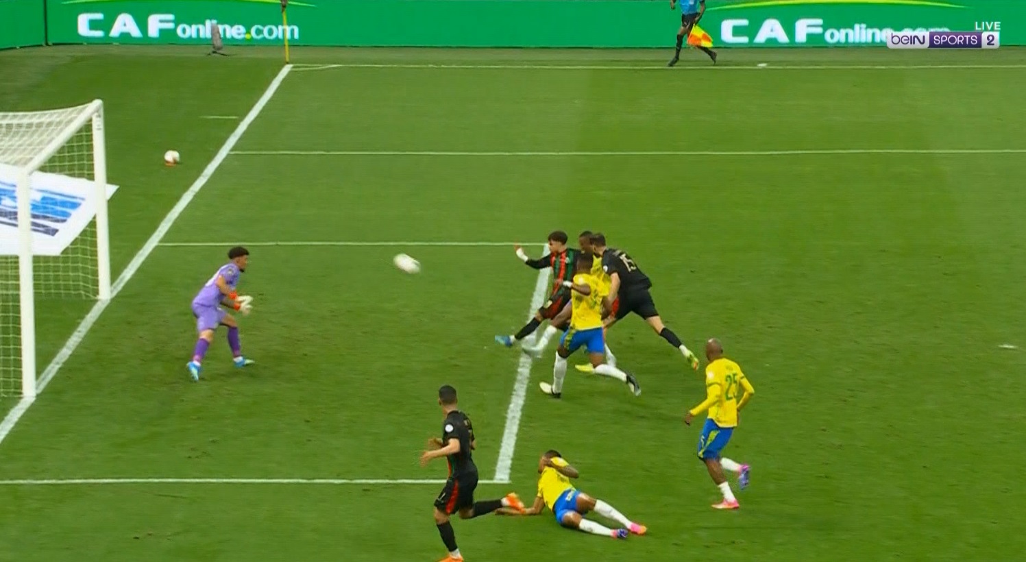 لاعب الجيش الملكي يفتقد فرصة حاسمة في اللحظات الأخيرة أمام صن داونز بدوري أبطال إفريقيا
