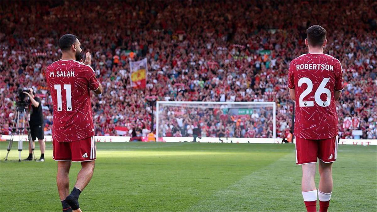 لاعب ليفربول يشيد بمحترف صلاح وروبرتسون ويعبر عن امتنانه للعب بجانبهما