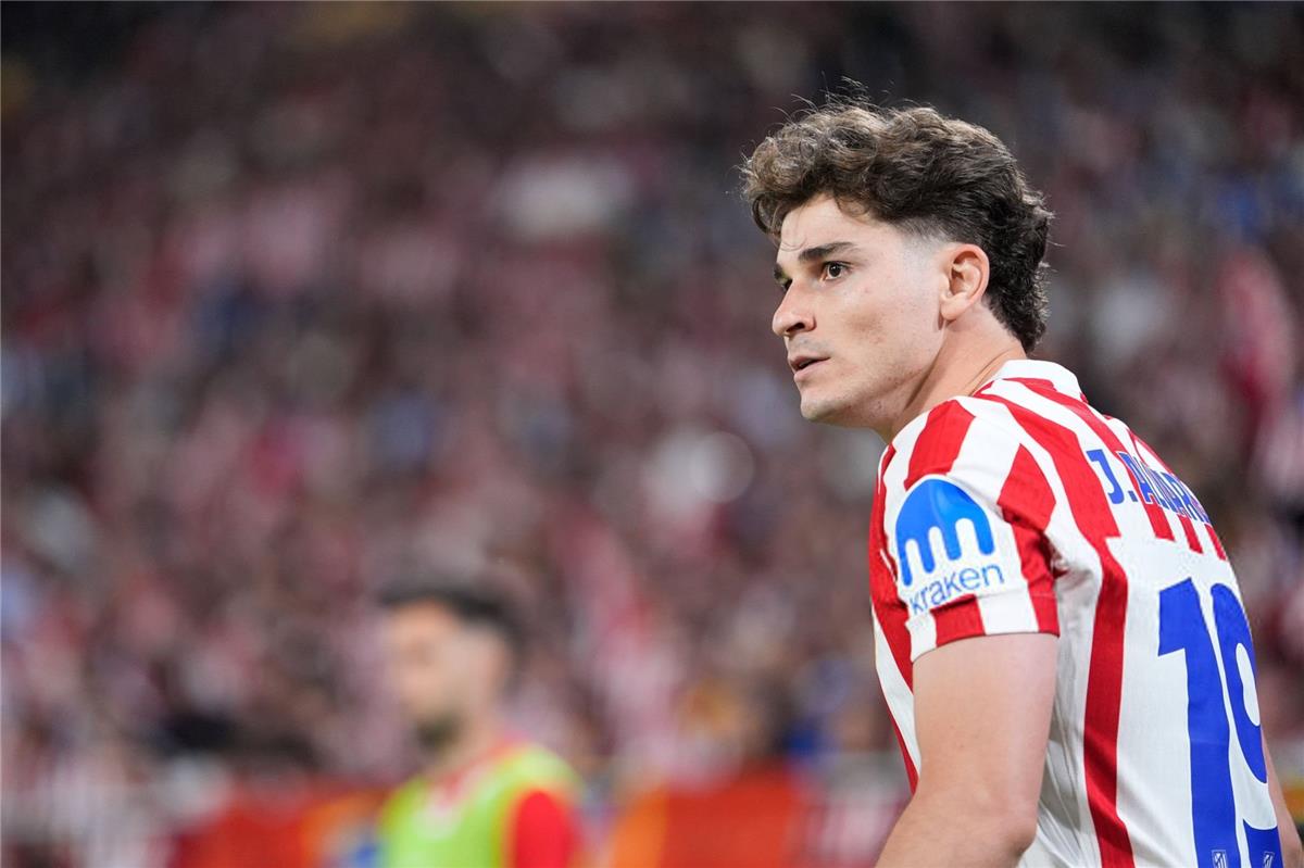 سيميوني يثير التساؤلات حول مستقبل ألفاريز في صفوف أتلتيكو مدريد