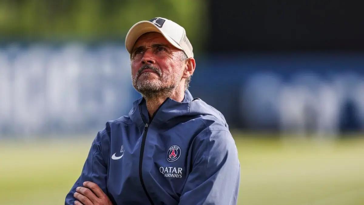 ميرفي يترقب رد فعل إنريكي عقب نهائي دوري أبطال أوروبا ويتابع تطورات ليفربول عن كثب