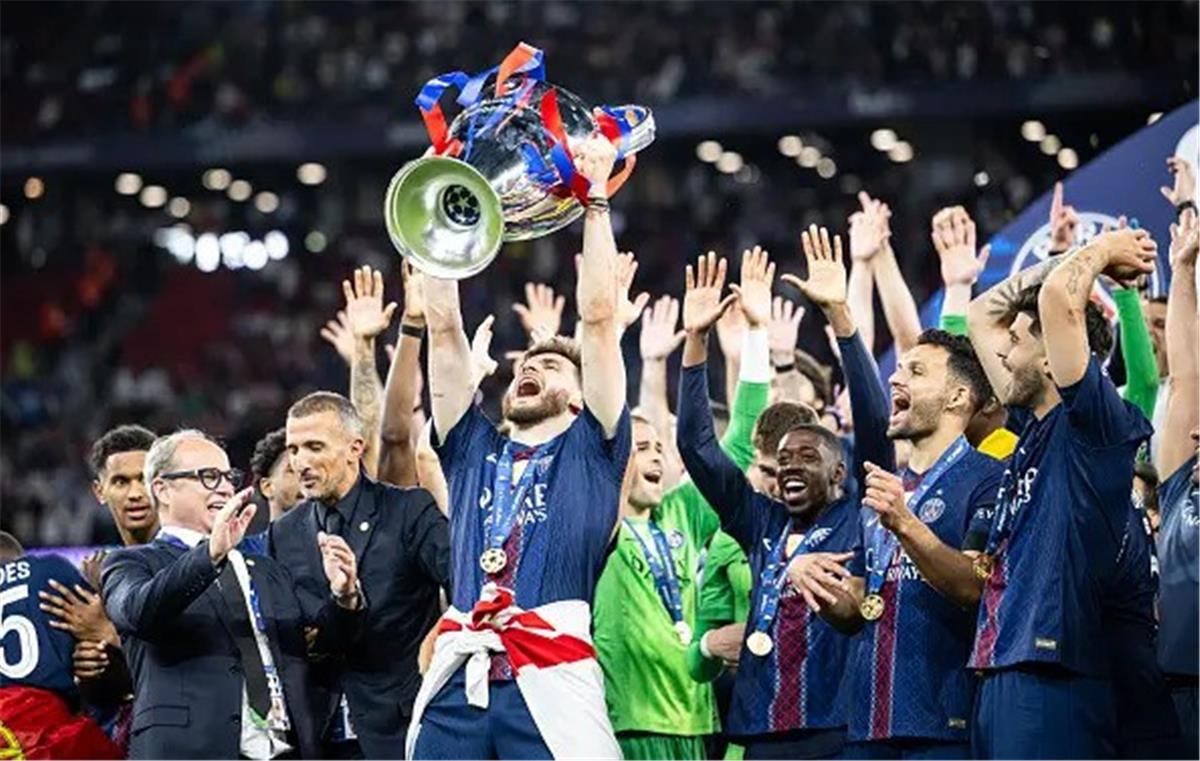 حكيمي يوضح دور كلمات إنريكي في تحقيق دوري الأبطال مرتين وكفاراتسخيليا يعبر عن فخره بالانتماء للفريق
