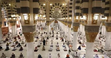 لحظات تأمل وسكينة في المدينة المنورة قبل رحلة الوداع إلى مكة (فيديو)
