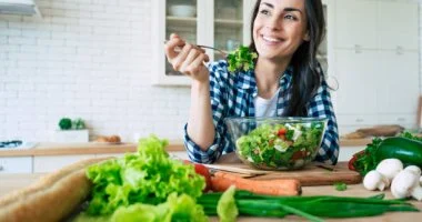 ما يجب تناوله وتجنبه للوقاية من الجفاف واضطرابات الهضم في موجة الحر؟