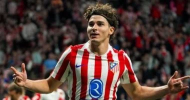 باريس سان جيرمان يعقد صفقة انتقال ألفاريز ويضع برشلونة أمام تحدي حقيقي