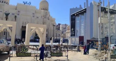 مشروع تطوير ميدان المساجد بدأت ملامحه تخرج للنور.. إقامة باكيات للمحلات التجارية فى الجهة الخلفية وإقامة بوابات وتطوير الساحة الداخلية للميدان.. والتصميمات استغرقت عام كامل وتكلفة التنفيذ 271 مليون جنيه.. صور