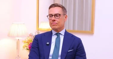 رئيس فنلندا يطالب أوروبا بضبط التوتر حول انسحاب القوات الأمريكية ويؤكد استعداد الناتو للدفاع ويدعو لحوار أوروبي لإنهاء أزمة أوكرانيا