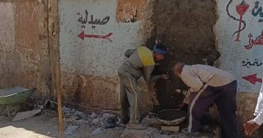 مدينة الأقصر تغلق منفذا غير شرعى لعبور المشاة على السكة الحديد بمنطقة حى وسط.. صور