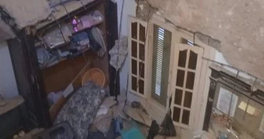 إصابة 11 شخصا إثر سقوط سقف غرفة بعقار قديم في محرم بك.. صور